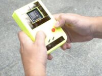 Устройство Game Boy работает вечно без батареи, получая энергию от солнца и пользователя