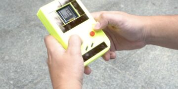 Устройство Game Boy работает вечно без батареи, получая энергию от солнца и пользователя